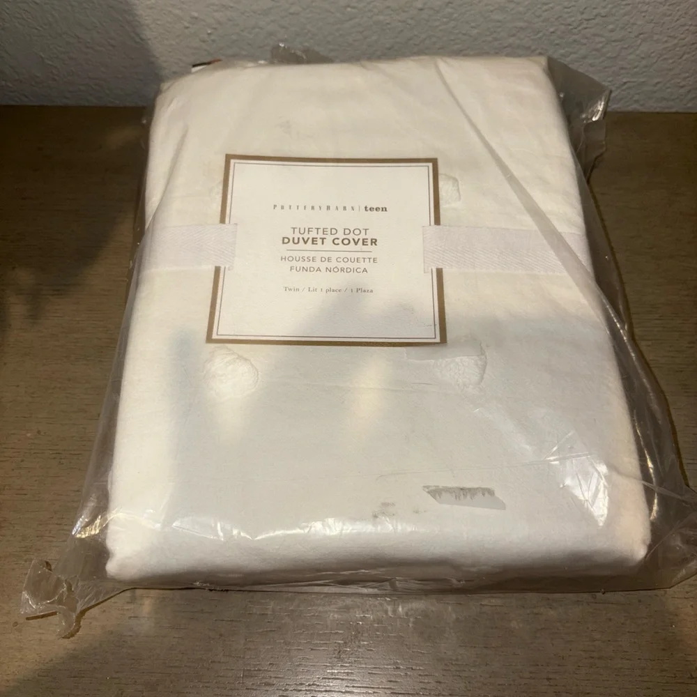 Pottery Barn Teen Cream Tufted Dot Duvet Cover